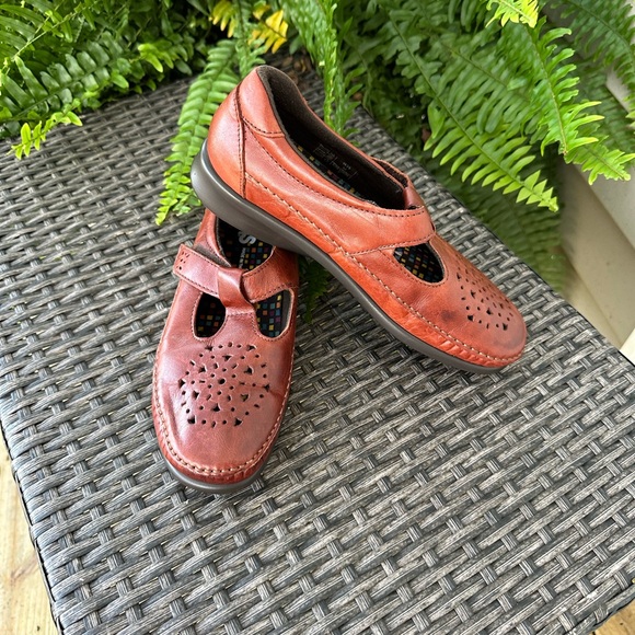 SAS Chestnut Leather Flats with Cutout Design - Picture 1 of 8